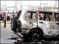 Ohořelé auto v Mosulu