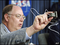 Vice-diretor da missão da Nasa, Wayne Hale, mostra sensor defeituoso da Discovery