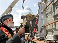 Obelisk byl rozdělen na tři části