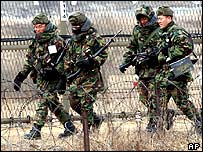 Vojáci Jižní Koreji hlídkují u hranice