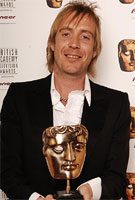 Rhys yn ennill BAFTA yn 2005