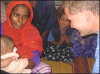 Solheim with Muslim refugees (photo Elmo Fernando)