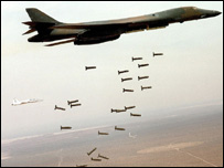 Misket bombaları bırakan bir uçak