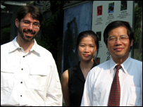 Các nhà hoạt động Bo Tedards, Lâm Huệ Nhân và Lâm Văn Trình từ Quỹ Dân chủ Đài Loan