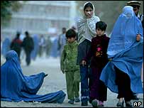 Mulher afegã pede esmola nas ruas de Cabul