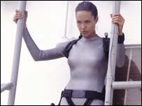 Angelina Jolie, em cena de Tomb Raider