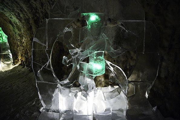 стеклянная статуэтка