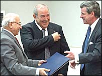 पॉल ब्रेमर दस्तावेज़ सौंपते हुए