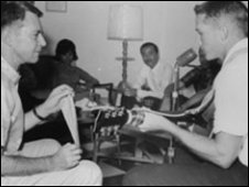 Edward Lansdale và Hershel Gober tại Sài Gòn năm 1965 (ảnh của Joseph Baker