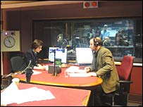 Prezantuesit Majlinda Zeqiri dhe Seladin Xhezairi në emisionin e fundit të BBC në shqip