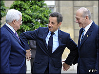 سارکوزی (وسط) میزبان عباس و اولمرت