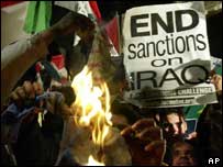 Iraquianos protestam contra sanções em 2001