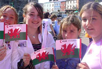 Genod dre yn mwynhau Gŵyl Caernarfon