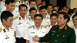 Đại tướng Phùng Quang Thanh thăm lực lượng tàu ngầm (ảnh của báo QĐND)