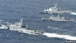 在釣魚島附近海域，一艘中國海監船被夾在兩艘日本海上保安廳巡邏艇中間