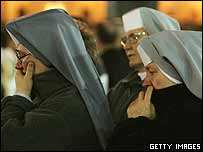 راهبه ها در مرگ پاپ سوگواری می کنند