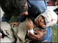 ملبے سے نکالا جانے والا ایک بچہ