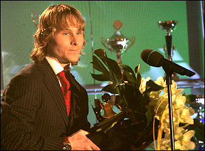 Pavel Nedvěd přebírá trofej pro nejlepšího fotbalistu roku