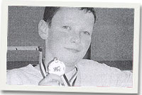 Owain gyda'i fedal ar ôl ennill yn Abertawe