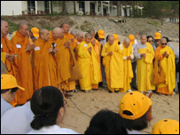 Lễ Phật Giáo của các sư người Việt tại Terengganu, Malaysia, không xa đảo Pulau Bidong