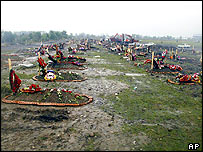 Sutele de morminte au fost săpate cu excavatoarele