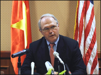 Trợ lý Ngoại trưởng, ông Christopher Hill trả lời báo chí ở Hà Nội hôm 03.03.2008