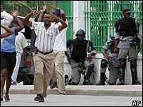 Haitiano foge de tiroteio