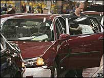 Carro em linha de montagem de fábrica no Canadá