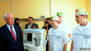 Микола Азаров у медичному центрі 