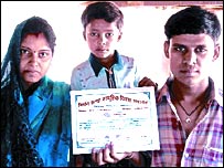 सर्टिफ़िकेट के साथ एक दंपत्ति