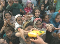 Ndihma për të mbijetuarit e tërmetit në Azi