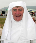 Sulwyn Thomas ar ei urddo i'r wisg wen y bore 'ma