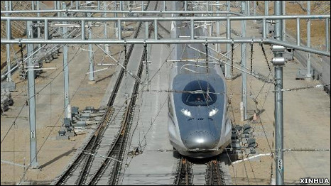 一列中国高铁CRH 380A型动车组驶进京沪高铁安徽蚌埠南站（新华社图片3/12/2010）