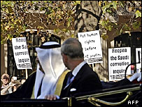 شاهزاده چارلز به شعارهایی که در مخالفت با سفر ملک عبدالله نوشته شده نگاه می کند