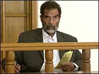 Saddam Hussein durante julgamento