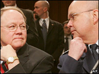 O diretor nacional de Inteligência dos Estados Unidos, Michael McConnell (esq.) e o diretor do Serviço de Inteligência americano (CIA), Michael Hayden