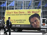 Brüksel'de Blair aleyhtarı bir afiş