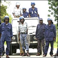 Cảnh sát thiết lập các chốt trên đường phố để chặn vụ tuần hành hôm Chủ Nhật