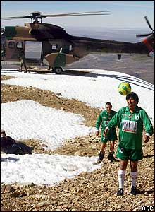 Evo Morales Samaja Dağı'nda futbol oynarken