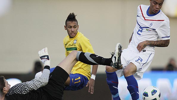 Brazil's Neymar (centre) competes with Netherlands' Tim Krul (left) and Gregory van der Wiel during the 0-0 draw in Goiania.