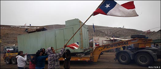 Un camión con piezas del tercer taladro llega a la mina San José