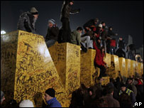 Skulptura Newborn në qendrë të Prishtinës