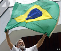 O presidente Luiz Inácio Lula da Silva deixa o local onde votou