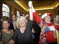 Hollanda'da referandumdan sonra sevinç gösterisi yapanlar