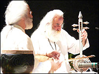 آقای لطفی در حال نواختن کمانچه