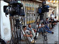 Novináři čekají na propuštění dvou svých kolegů