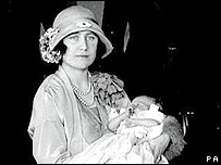 女王受洗礼后在母亲怀中