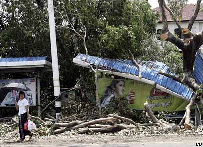 Một tấm bảng bị đổ tại Rangoon