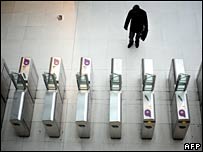 Estação de metrô vazia em Paris