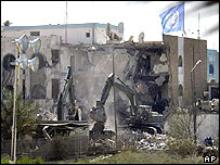 Local da explosão em que Sérgio Vieira de Mello morreu, no ano passado em Bagdá 